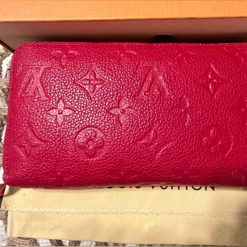 💯 Authentic Louis Vuitton empriente cherry zippy